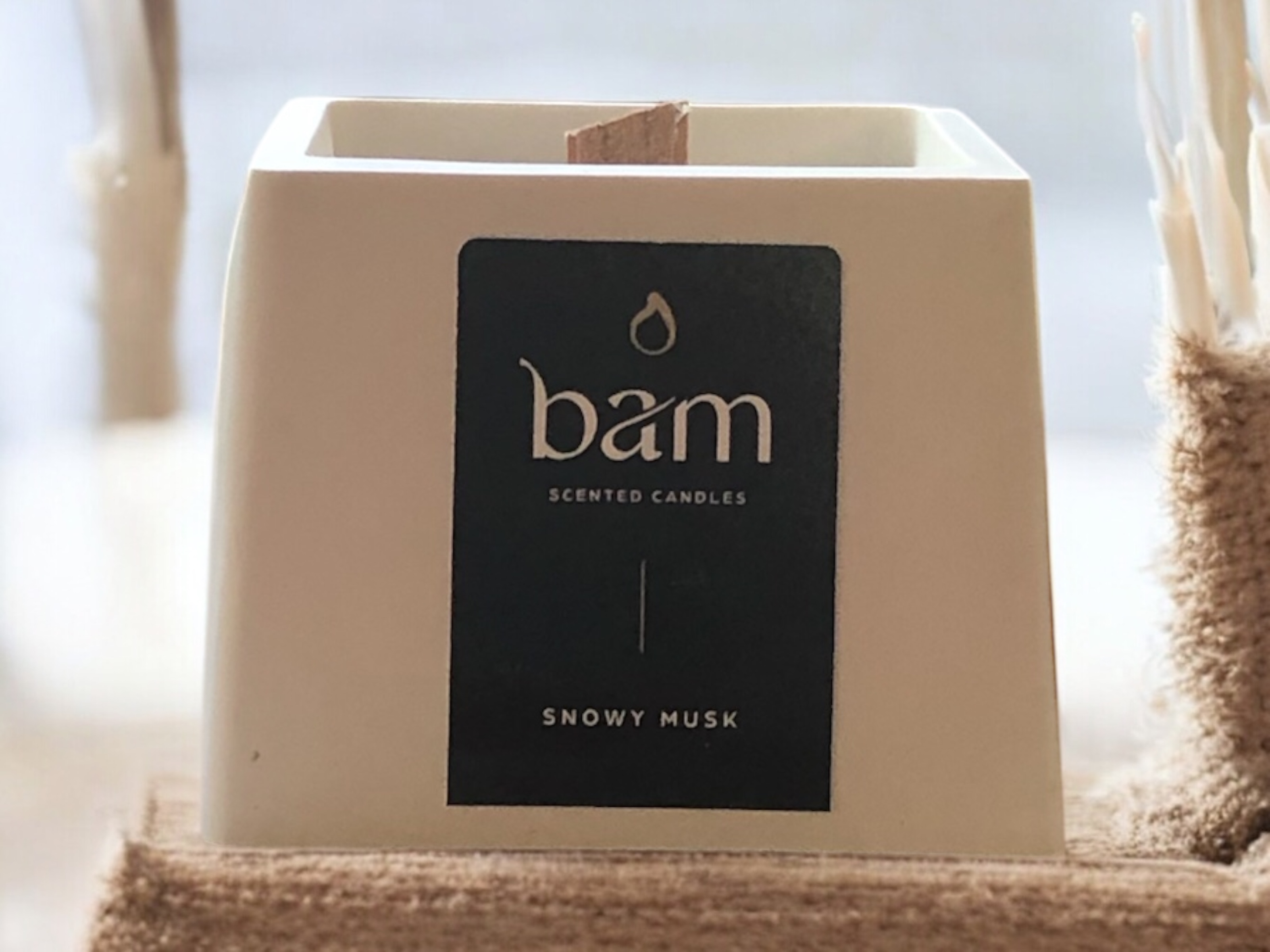 Snowy Musk Geurkaars in Wit Vierkant Potje met Houten Wiek
